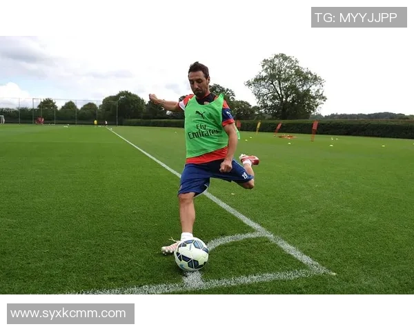 左脚挥舞足球梦想踢出无限可能，球场英姿尽显英雄本色