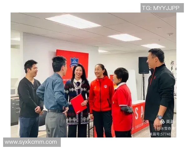足球女星与世界顶级球员合影留念 展现运动魅力与友谊之光